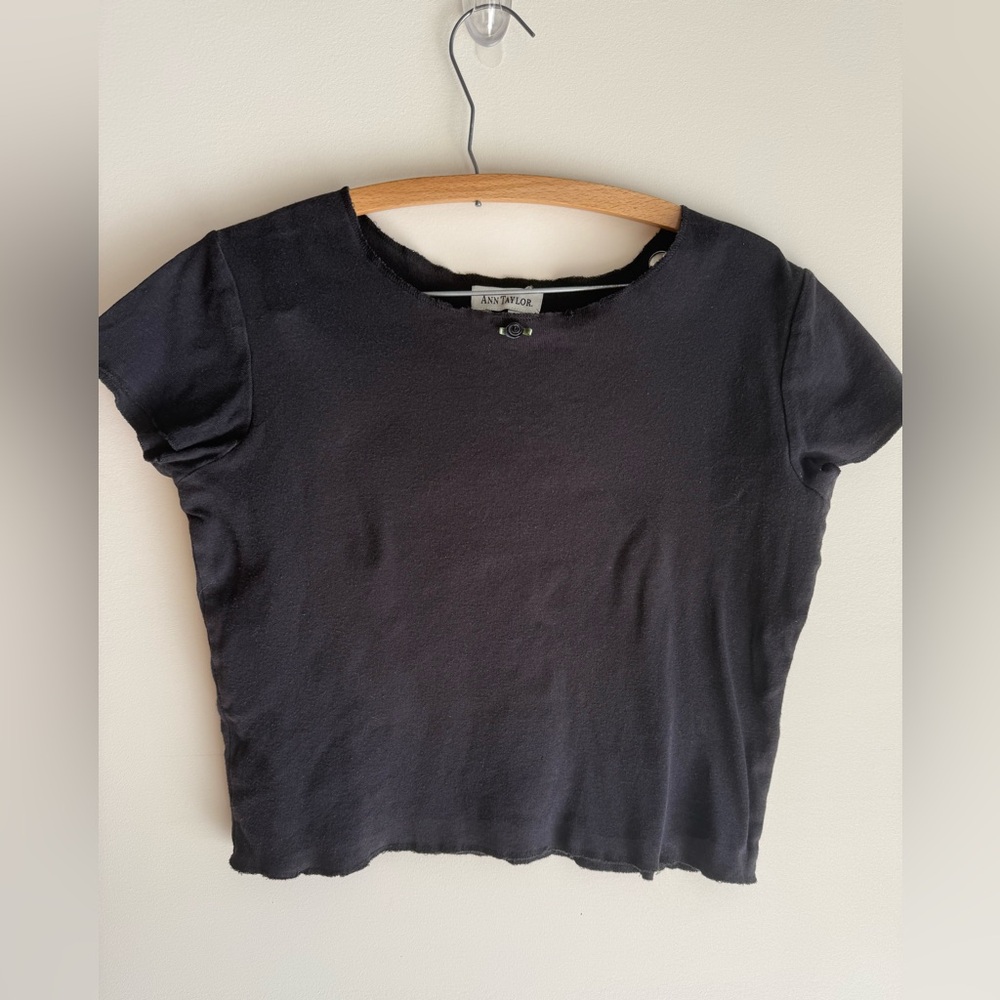 Vintage Ann Taylor Black Short Sleeve Top With Cute Little Rose 🌹 Embellishment - Picture 2 of 9